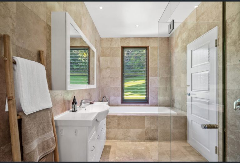 Our ensuite 768x521