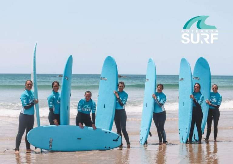 auckland surf lessons 768x542