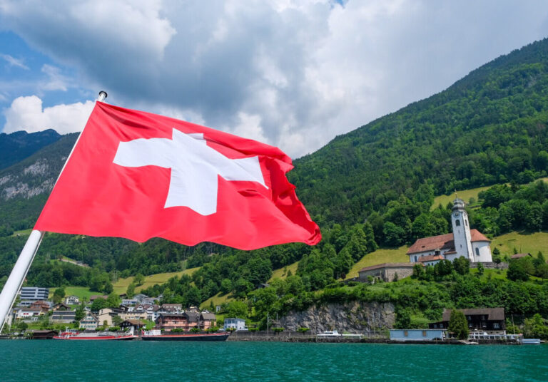 Retreat boat fluelen swiss flag 2 768x536